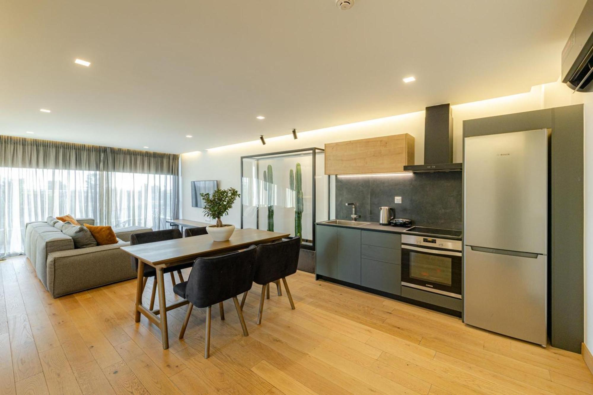Earth Boutique Next To Stavros Niarchos Appartement